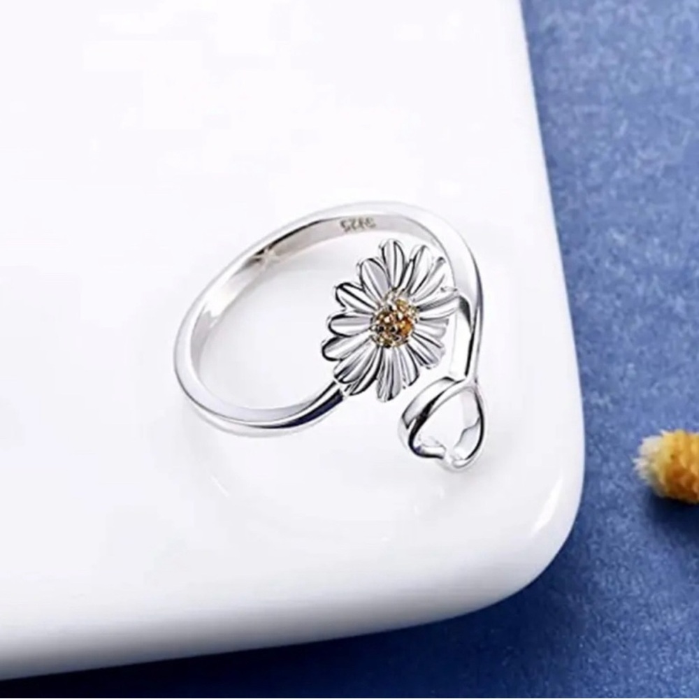 Elegant Silver Daisy Ring